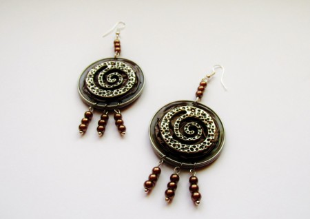 Barna spirálos gyöngyös fülbevaló - Ár: 1.290 Ft